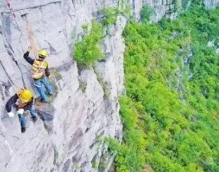 捅山工百米高空作業(yè)，為保障山下列車通行安全