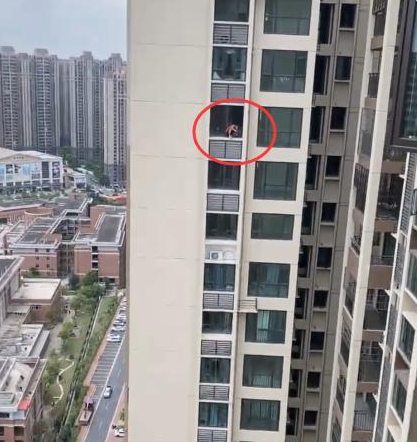 驚！一男子百米高空作業(yè)不做任何防護(hù)措施